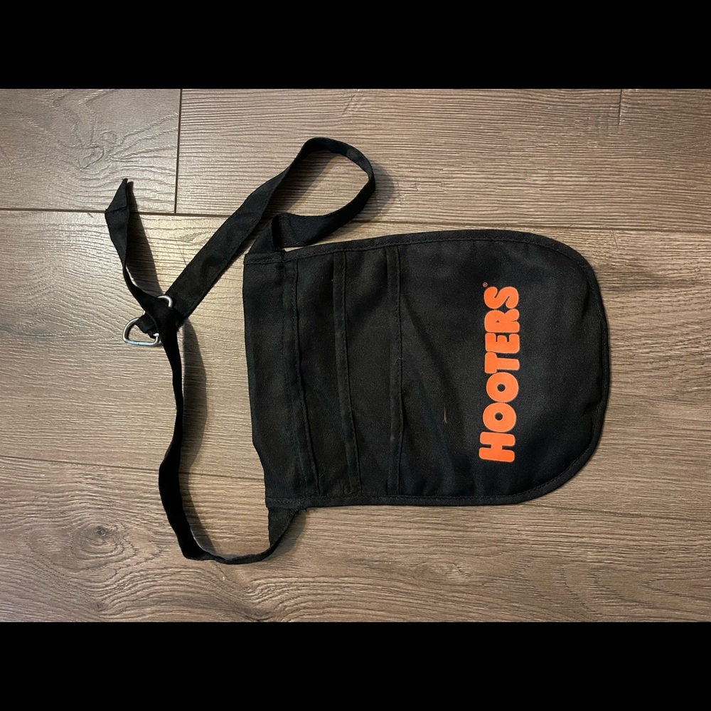 COPY - HOOTERS Pouch / Apron